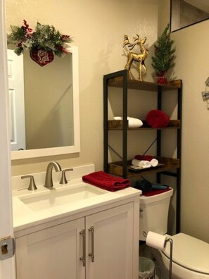 Shower, hair dryer, towels - Private, Quite and Comfortable (Burleson)