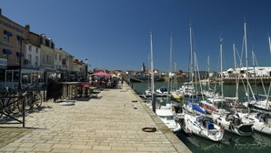 A marina with boats docked, a paved walkway, and buildings with shops and cafes. - Lovely mobile home in a 4-star residential estate in Les Sables D'Olonne (Les Sables-d'Olonne)