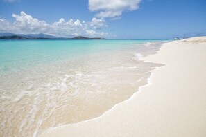 Plage, chaises longues, serviettes de plage