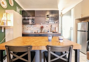 ثلاجة، ميكروويف، موقد طهي مسطح، ماكينة لصنع القهوة/الشاي