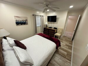 1 bedroom, desk, free WiFi, bed sheets - Melbourne Harbor -Top floor condo over Crane Creek - 5 mins to the beach (Melbourne)