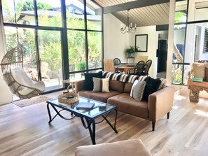 Älytelevisio, takka, kirjoja, työhuone