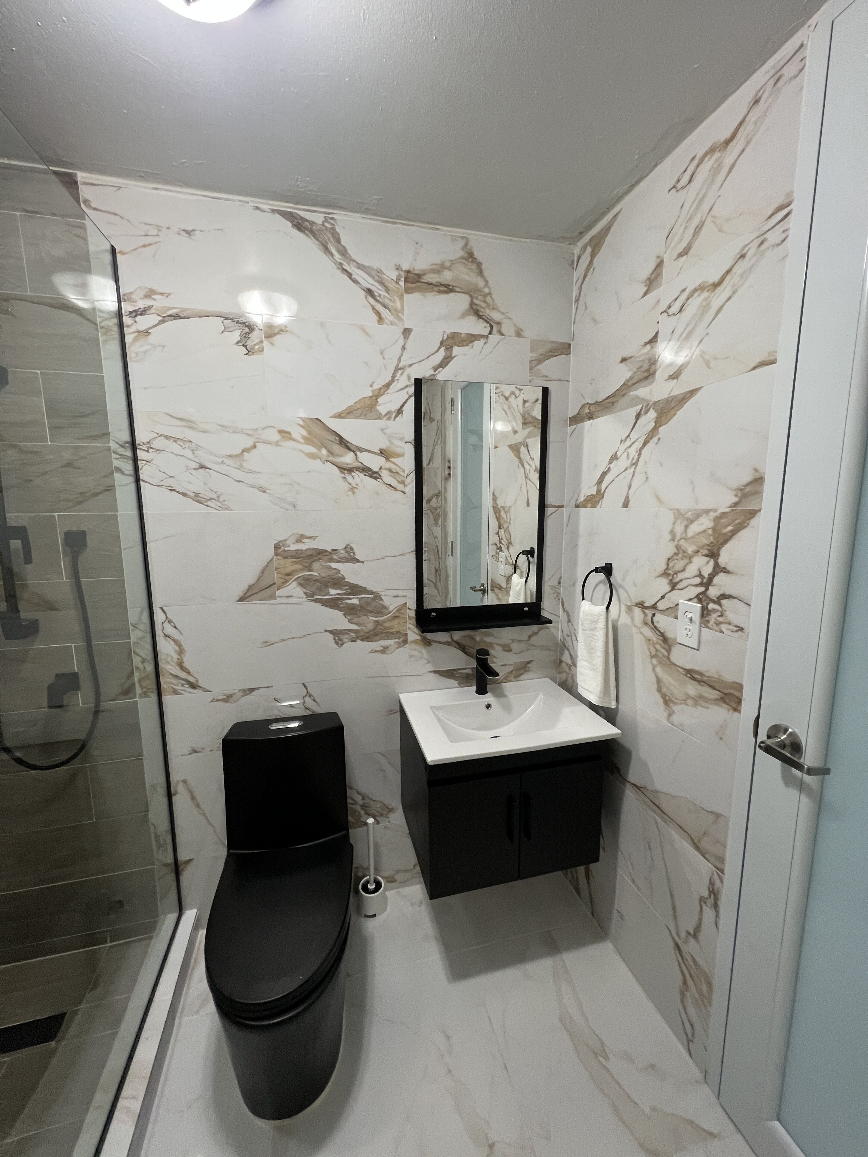 Secadora de cabello, toallas, jabón, shampoo 