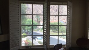 A room with a bay window overlooking a street. - New Listing - Lovely Mountain View Studio for two (La Quinta)