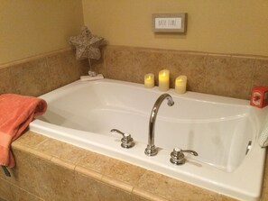 Bathtub, towels, soap, toilet paper - New Listing - Lovely Mountain View Studio for two (La Quinta)