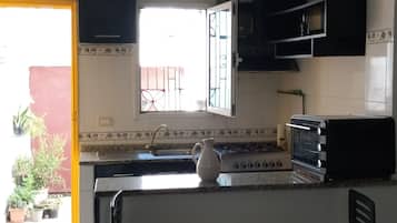 Réfrigérateur, four, cafetière/bouilloire