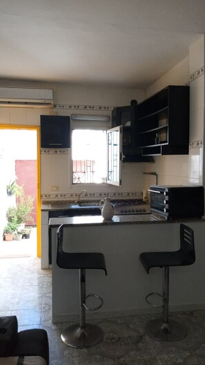 Frigorifero, forno, macchina per tè/caffè, pentole/stoviglie/utensili