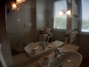 Dusche, Haartrockner, Bidet, Handtücher