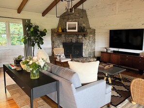 Smart TV, fireplace, books, stereo