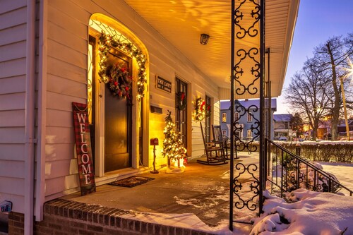 Hocking Hills Retreat | Cozy Downtown Loft w/Porch