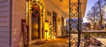 Hocking Hills Retreat | Cozy Downtown Loft w/Porch