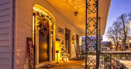 Hocking Hills Retreat | Cozy Downtown Loft w/Porch