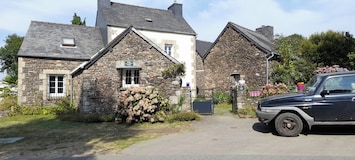 Le BOURG BRETON comprenant 2 maisons, une pour 7 personnes, la seconde pour 2