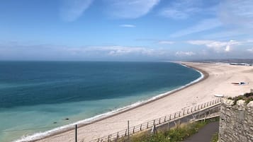 Beach nearby, sun loungers, beach towels