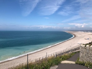 In Strandnähe, Liegestühle, Strandtücher