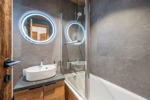Baignoire, sèche-cheveux
