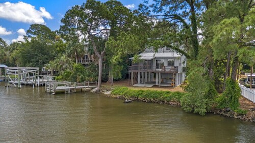 3 bedroom cabin on the Gulf that accommodates 8 guests & one pet. 3 Kayaks too.