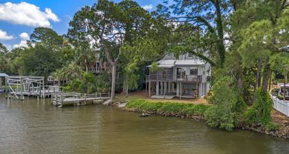 3 bedroom cabin on the Gulf that accommodates 8 guests & one pet. 3 Kayaks too.