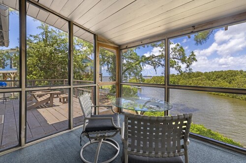 3 bedroom cabin on the Gulf that accommodates 8 guests & one pet. 3 Kayaks too.