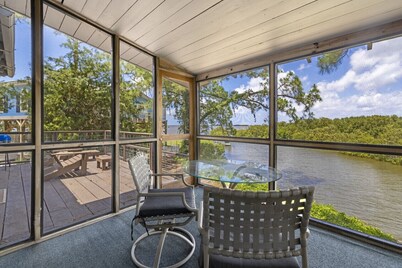 3 bedroom cabin on the Gulf that accommodates 8 guests & one pet. 3 Kayaks too.