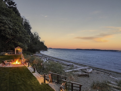 Ferry Cove - Private low bank beachfront property.