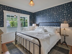 5 slaapkamers, een bureau, een strijkplank/strijkijzer, reisbedje