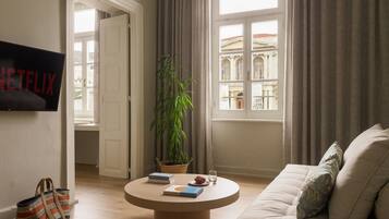 City suite, 1 queensize bed met slaapbank, uitzicht op stad | Een minibar met enkele gratis items, een kluis op de kamer