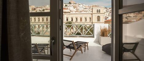 Panoramic Studio Suite | 1 bedroom, free minibar items, in-room safe, individually decorated