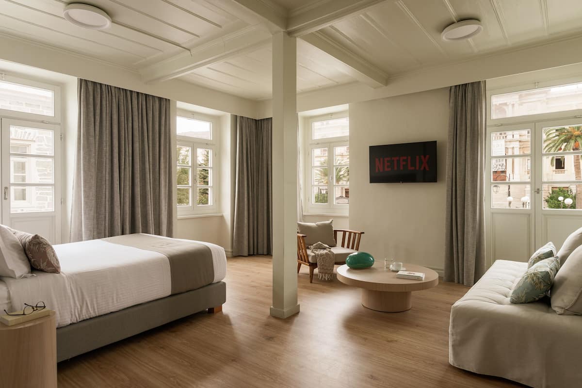 Honeymoon Studio Suite, City View, Corner