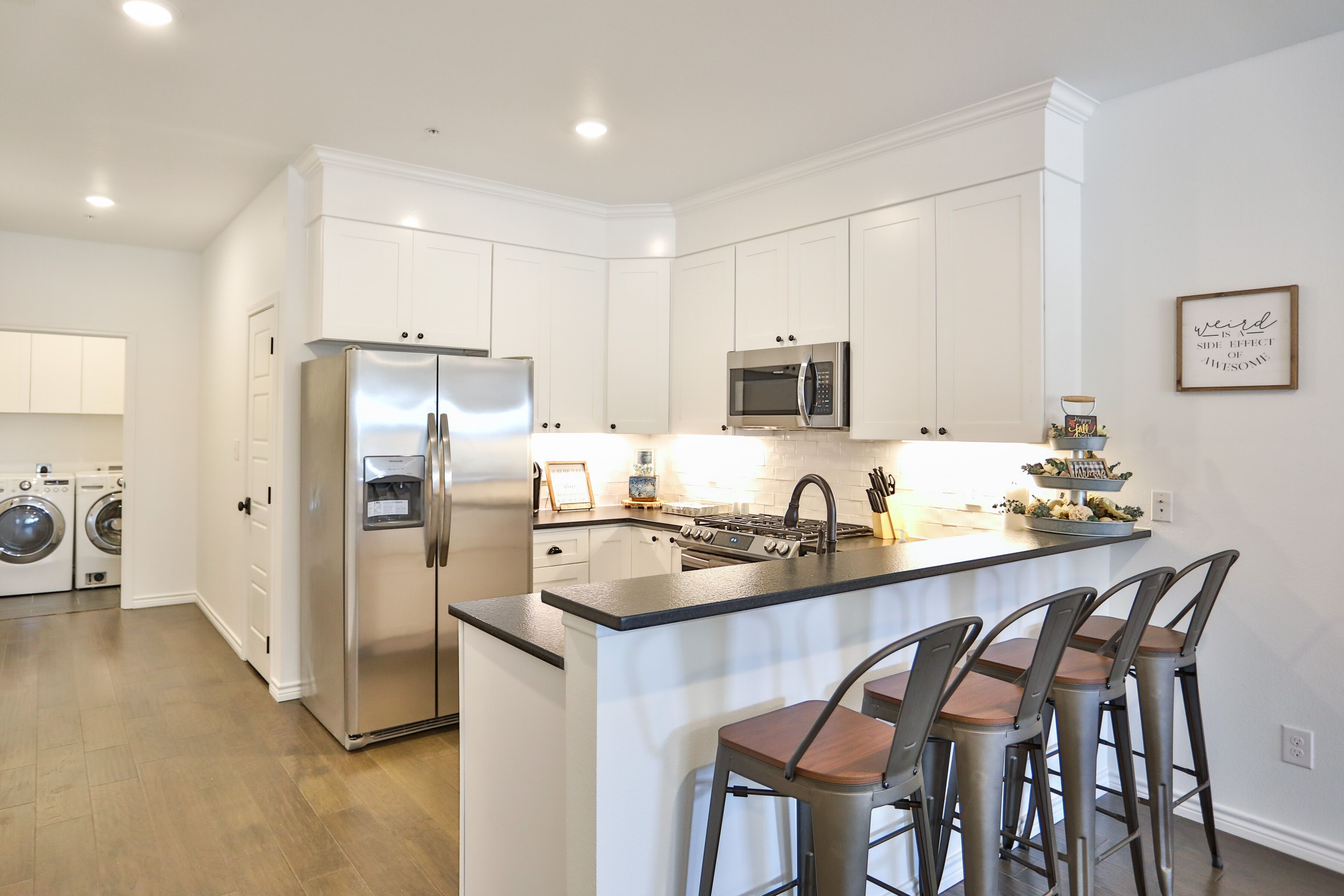 Jääkaappi, mikroaaltouuni, uuni, liesi