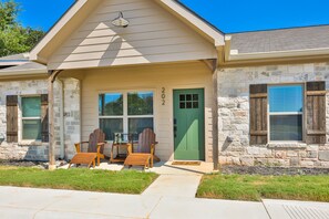 Exterior - Hill Country Haven a Modern/Rustic 2 Bedroom 2 Bath Townhouse off Main Street (Fredericksburg)