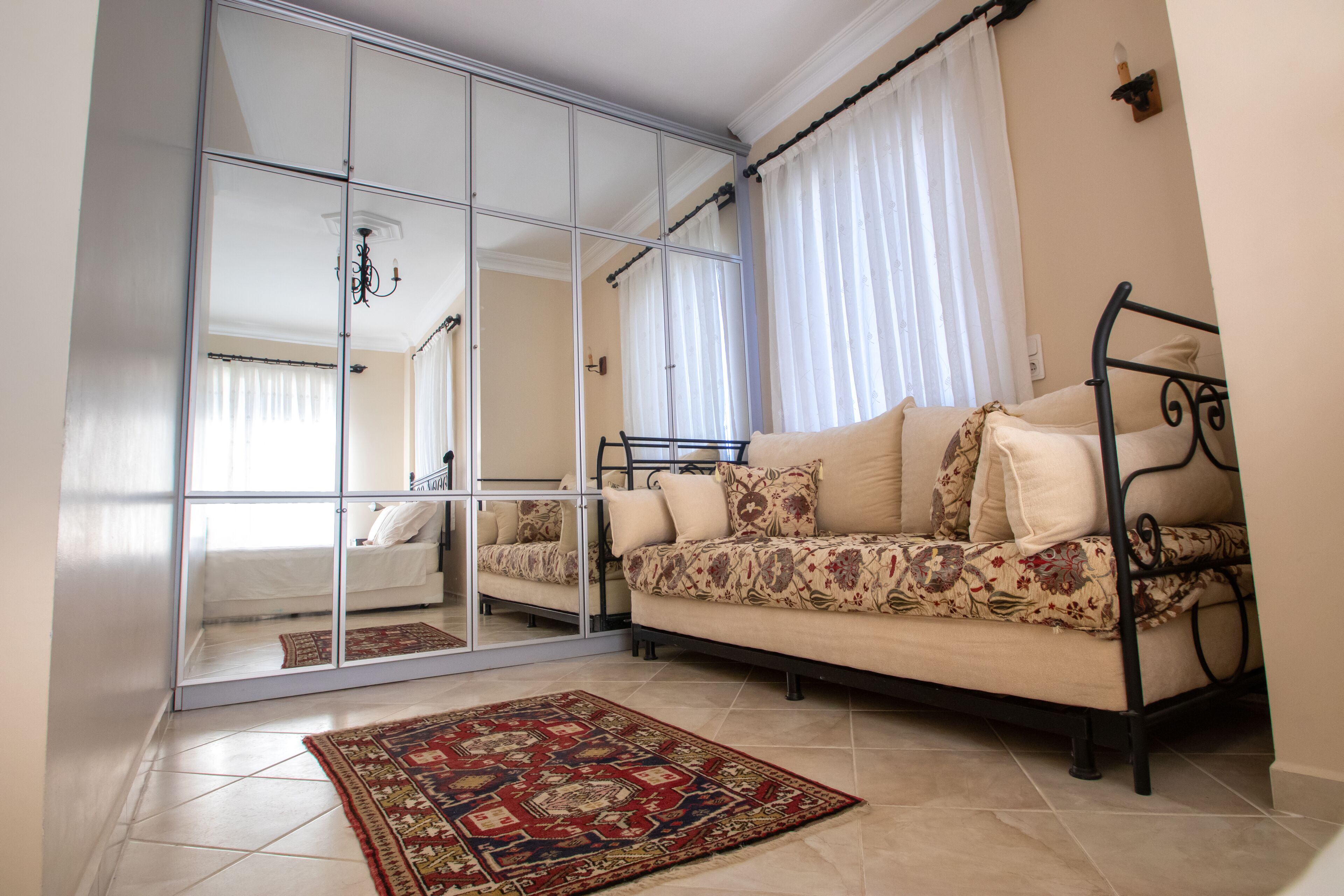 Televisión, chimenea y reproductor de DVD 