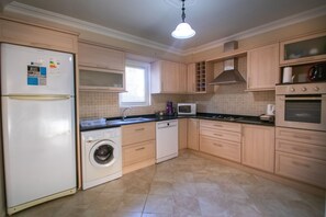 Kühlschrank, Mikrowelle, Ofen, Geschirrspüler