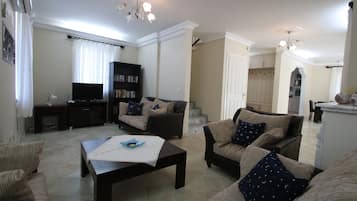 Fernseher, Kamin, DVD-Player