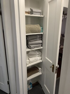 Interior - Single family home 3 minute walk to everything downtown Fairborn offers. (Fairborn)