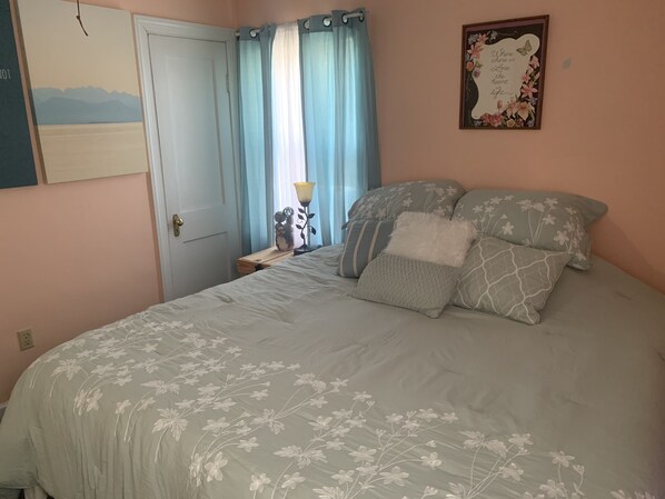 2 chambres, bureau, fer et planche à repasser, lit de bébé portatif