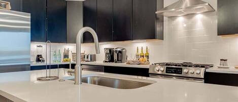 Een koelkast, een magnetron, een oven, een vaatwasser