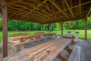 Outdoor dining - Near the River w/ EZ, flat Parking, FREE Wifi, & close to the main attractions! (Pigeon Forge)