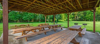 Near the River w/ EZ, flat Parking, FREE Wifi, & close to the main attractions!