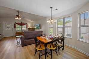 Dining - Near the River w/ EZ, flat Parking, FREE Wifi, & close to the main attractions! (Pigeon Forge)