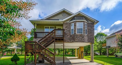 CLOSE to the heart of Pigeon Forge w/flat,EZ parking, near the river & free Wifi