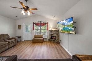 Smart TV, fireplace - Near the River w/ EZ, flat Parking, FREE Wifi, & close to the main attractions! (Pigeon Forge)
