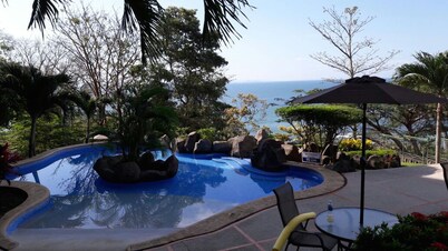 Spacious apartment for 8 people in Playa Blanca | exclusive beach access