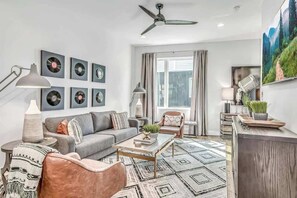 TV - Nashville Cowgirl Stay – Rooftop Views (Nashville)