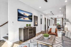 TV - Nashville Cowgirl Stay – Rooftop Views (Nashville)