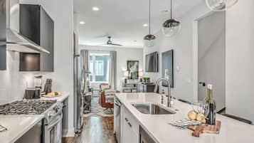 Een koelkast, een koffiezetapparaat/waterkoker