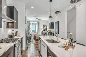Fridge, microwave, oven, stovetop - Nashville Cowgirl Stay – Rooftop Views (Nashville)