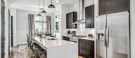 Een koelkast, een koffiezetapparaat/waterkoker