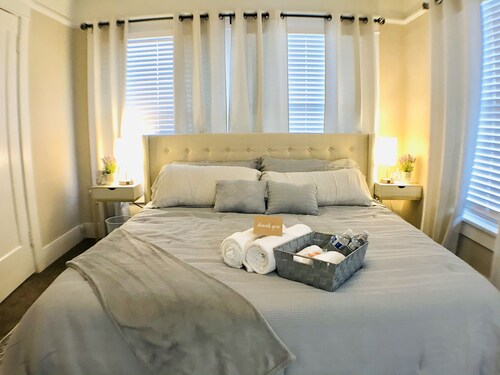 King Bed/Sleeps 4/Furnished Private APT/In-Unit Washer Dryer/Smart HDTV
