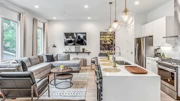 Refrigerador, microondas, lavavajillas y cafetera y tetera